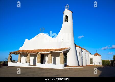 Porto CERVO, ITALIE - 21 SEPTEMBRE 2017 : vue sur l'église Stella Maris de Porto Cervo, en Sardaigne, Italie, construite dans les années 1960 par l'architecte Mic Banque D'Images