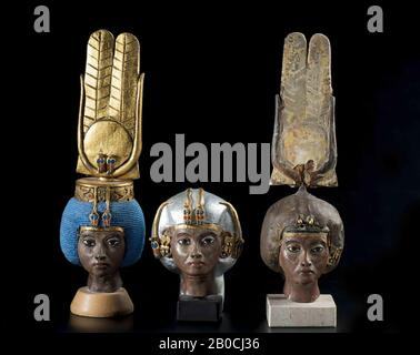 Teje, reconstruction d'un célèbre portrait de la Reine Teje au Musée Ägyptisches de Berlin. La tasse se tient sur un socle carré. Sur le mince, un col légèrement vers l'avant est une tête avec les caractéristiques de la reine, encadré par une perruque ronde de couleur argent avec une fente pendante au-dessus du cou de derrière. Au-dessus du crâne se trouvent deux uraeën avec leurs plaques d'allaitement sur le front. De chaque côté il y a aussi un uraeusslang derrière les oreilles, alors que les oreilles elles-mêmes ont des ornements ronds que chacun ont deux uraeën., Le modèle entier est fait d'une sorte d'argile d'art dans diverses couleurs: Brun pour le visage Banque D'Images