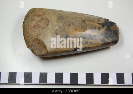 Flint AX avec face supérieure clairement orientée et côtés (droits) et section ovale. La coupe de la hache est endommagée d'un côté de la hache. Une puce de grande taille est manquante. Un côté montre également un négatif au milieu. Cependant, la hache est ensuite polie, de sorte qu'elle aura été produite pendant la fabrication. Le sommet de la hache est caractérisé par de petits négatifs. C'est commun à cet endroit., Ax, pierre, flint, L: 11,9 cm, B: 6,6 cm (coupe), B: 3,3 cm (haut), D: 3,3 cm, néolithique moyen B, Néolithique Tardif A 3400-2500 BC, Pays-Bas, Hollande du Sud, Leidschendam-Voorburg, Leidschendam, Graaf Adolflaan 5 Banque D'Images