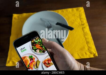 Commandez le repas à l'aide de l'application Uber Eats sur votre téléphone mobile Banque D'Images