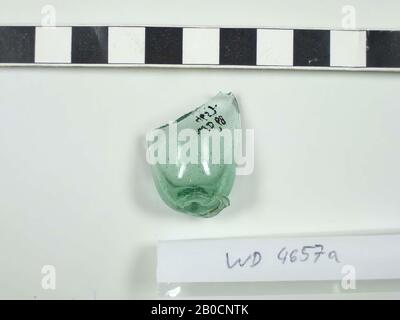 fragment de verre, 1 fond de l'entonnoir du bécher, verre verdâtre clair avec peu de plaquettes thermoformées, diam. pontilmerk max 1,4 cm, hauteur 3,1 cm, fragment, verre, hauteur 3,1 cm, Pays-Bas, Utrecht, Wijk bij Duurstede, Wijk bij Duurstede Banque D'Images