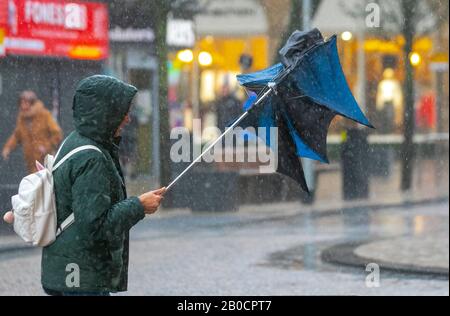 Vents forts et pluie à Preston, dans le Lancashire.20 février 2020.Météo au Royaume-Uni ; fortes pluies et vents violents dans le centre-ville.Certaines parties du Royaume-Uni pourraient voir une pluie d'un mois en 24 heures, au milieu des inondations.Dans certaines régions du Royaume-Uni, les communautés débrisées sont confrontées à des pluies plus fortes alors qu'elles peinent à faire face à la tempête Dennis.Crédit : MediaWorldImages/AlamyLiveNew Banque D'Images