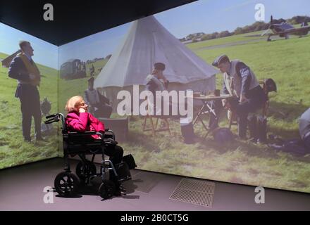 Ann Galley, ancienne vétéran de la seconde Guerre mondiale, qui a travaillé comme traceur à RAF Biggin Hill entre 1941 et 1944, observe un mur vidéo d'une course de chasse lors du lancement de la presse pour les commémorations du 80ème anniversaire de la bataille de Grande-Bretagne au Biggin Hill Memorial Museum de Kent. Banque D'Images