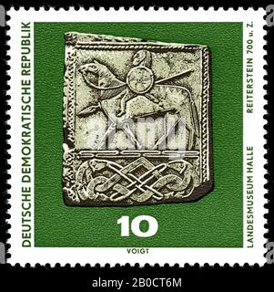 Timbre-poste à bord dentelé, sur un fond vert l'image de la soi-disant pierre équestre de Hornhausen, des collections du Landesmuseum Halle (Deutsche Demokratische Republik)., Stamp, papier, 4 x 4 cm, édition 12.000 .000, moderne 10 mars 1970 Banque D'Images