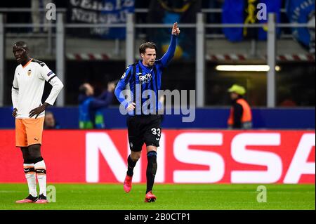 Milan, Italie - 19 février 2020: Hans Hateboer (C) d'Atalanta BC célèbre après avoir marqué l'objectif d'ouverture comme Mouctar Diakhaby (L) des FC de Valence semble déjecté lors de la ronde de 16 matchs de football de première jambe de l'UEFA Champions League entre Atalanta BC et Valencia CF. Atalanta BC a gagné 4-1 sur Valencia CF. Crédit: Nicolò Campo/Alay Live News Banque D'Images