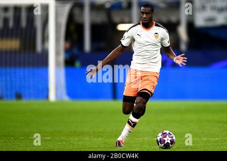 Milan, Italie - 19 février 2020: Geoffrey Kondogbia, des FC de Valence, en action lors de la ronde de 16 matchs de football de première jambe de l'UEFA Champions League entre Atalanta BC et Valencia CF. Crédit: Nicolò Campo/Alay Live News Banque D'Images