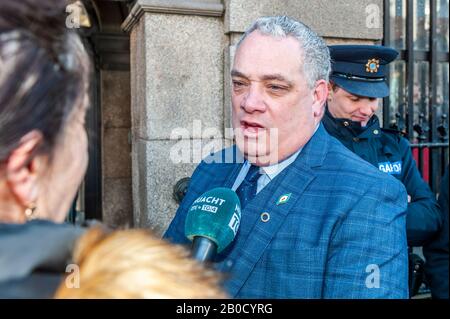 Dublin, Irlande. 20 février 2020. Aengus ' Snodaigh TD (SF) est interviewé le premier jour de la 33ème Dáil. Crédit : Andy Gibson/Alay Live News Banque D'Images