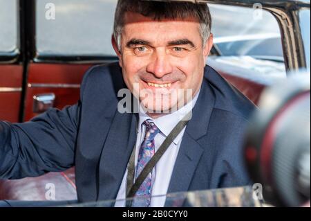 Dublin, Irlande. 20 février 2020. Richard O'Donoghue TD (Ind) arrive à Leinster House dans une voiture classique le premier jour de la 33ème Dáil. Crédit : Andy Gibson/Alay Live News Banque D'Images