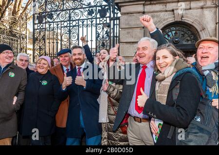 Dublin, Irlande. 20 février 2020. Christopher O'Sullivan (FF) avec ses partisans le premier jour du 33ème Dáil. Crédit : AG News/Alay Live News Banque D'Images