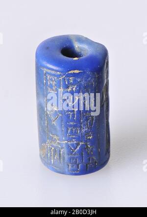 VZ: Dieu solaire debout avec scie, disciple et prêtre avec situla, inscription, joint de rouleau, lapis lazuli, couleur: Bleu, forme: Cylindre, traitement:, méthode: L. 14 mm, Diam. 8 mm, 1ère dynastie Babylone 1894-1595 BC, inconnue Banque D'Images