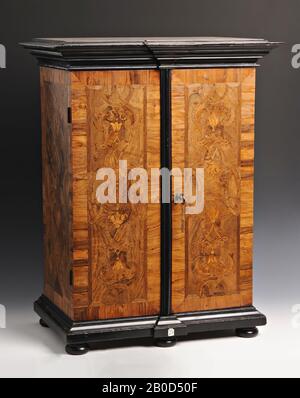 Armoire avec 2 portes et 10 tiroirs dans lesquels les pierres sont stockées, armoire est sur quatre pieds courts, armoire, bois, métal et textile, couleur: Brun clair Banque D'Images