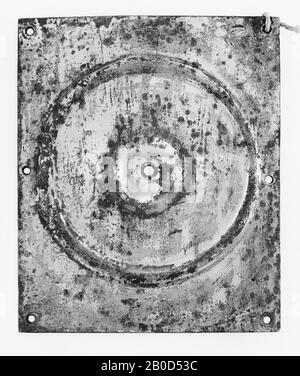 Photo en bronze argenté (rectangulaire). Une grande décoration circulaire a été placée sur ce point pour la décoration (composée de: Un trou d'épingle au milieu, un champ concave autour de lui, un anneau large autour de lui d'abord convexe que concave, fermé par une arête convexe). À l'arrière étaient à l'origine, chacun avec 3 broches dans une rangée, 3 bandes de bronze attachées. Une bande (avec extrémités arrondies) est présente, maintenue en place par deux broches. De la série centrale, une broche supplémentaire est en place. Les bandes de bronze, qui ont une extrémité rectangulaire ici, sont maintenues en place au moyen de seulement 2 broches (qui sont situées aux deux extrémités du Banque D'Images