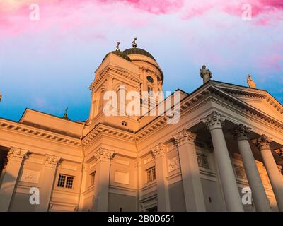 Belle architecture de la cathédrale d'Helsinki dans la belle soirée au coucher du soleil. Helsinki, Finlande Banque D'Images