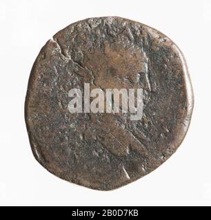 Obverse : Severus Alexander, À Droite. Très usé, reste d'inscription. Inverse : déesse de la ville, Gad (?), Assise sur la pierre, devant l'autel brûlant, avec des étoiles. Reste de l'inscription grecque., pièce, de Severus Alexander, métal, bronze, diam.: 3 cm, wt. 15,56 grammes, 222-235 AD, inconnu Banque D'Images