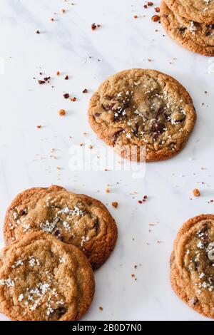 Biscuits aux pépites de chocolat avec fleur de sel Banque D'Images