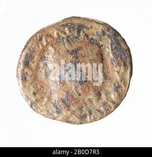 Obverse : Severus Alexander, à droite, avec couronne de radiateur. Porté avec des restes d'inscription grecque. Inverse: Trois bannières avec l'inscription entre: N-IK-ai-E et ci-dessous: WN. La bannière du milieu porte deux sphères, l'une extérieure., pièce, de Severus Alexander, métal, bronze, diam.: 1,9 cm, wt. 3,8 grammes, 222-235 AD, inconnu Banque D'Images