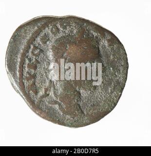 Obverse: Severus Alexander, à droite, honoré. Porté, reste de l'inscription grecque: AVT CEOVH ALEXANDROC. Marche arrière : trois épis doubles de maïs, liés. Vestiges de l'inscription grecque MHTR KAICH., coin, de Severus Alexander, métal, bronze, diam.: 2 cm, wt. 6,2 grammes, 222-235 AD, inconnu Banque D'Images