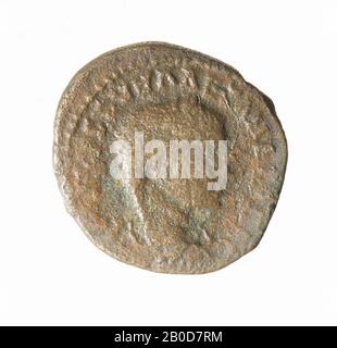 Obverse : Severus Alexander, À Droite. Porté, reste de l'inscription grecque. M AVR CEVH ALEXANDROC AV. Inverse : trois bannières, entre l'inscription ni-K-ai-E et sous WN. Les normes sont les mêmes. Porté au centre., coin, de Severus Alexander, métal, bronze, diam.: 2 cm, poids. 4 grammes, 222-235 AD, inconnu Banque D'Images