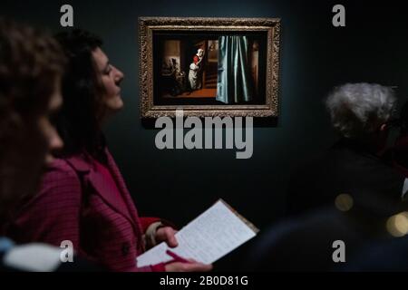 L'Eavesdropper de Nicolaes Maes est vu par les visiteurs de galerie à une vue de presse pour la nouvelle exposition Nicolaes Maes: Maître néerlandais de l'âge d'or, à la National Gallery, Londres. Banque D'Images