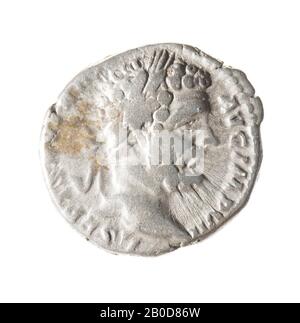 Obverse : Sptimius Severus, à droite, honoré. Usé, reste d'inscription. Marche arrière: Fortuna, gauche, avec ancrage sur globe à droite et cornucopia à gauche. Porté, reste d'inscription., coin, denarius de Sptimius Severus, métal, argent, diam.: 1,7 cm, poids. 3,2 grammes, 193-211 AD, inconnu Banque D'Images