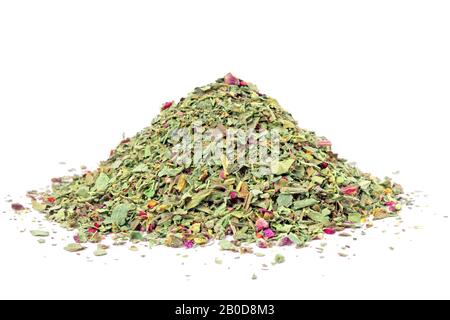 Pile de basilic séché au sol (Basil doux) isolée sur fond blanc. Utilisé comme épice dans les herbes culinaires partout dans le monde. Banque D'Images