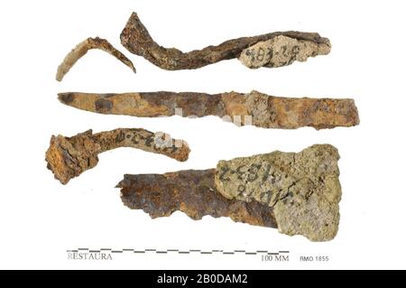 Pays-Bas Moyen âge, lame de couteau, bande, torchage étroit, clou 2, fer, 10.1 x 4.5, 13.7 x 1.6, 9.5 x 1.5, 6.5 x 2, 4 cm, x, Pays-Bas, Utrecht, Wijk bij Duurstede, Wijk bij Duurstede, Dorestad Banque D'Images