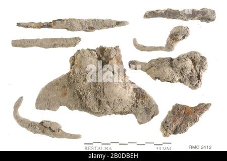 Pays-Bas Moyen âge, partie de raccords, avec 2 trous ronds, point, point, courbé, fragments de clou, fer, 7.1 x 4.1, 6.5 x 0.8, 4.2 x 0.7 cm, x, Pays-Bas, Utrecht, Wijk bij Duurstede, Wijk bij Duurstede, Dorestad Banque D'Images