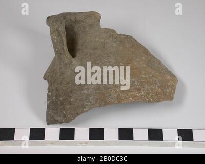 Fragment du haut d'un pot de cuisine avec poignée. Le mur passe dans l'ampoule et le bord dépasse directement vers l'extérieur. Des rainures claires sont visibles sur le mur. Une poignée assez petite est fixée à l'extrémité du bord et au mur. La couleur à l'intérieur et à l'extérieur est grise Banque D'Images