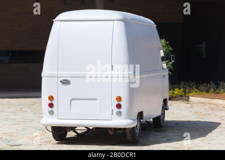 Bavaro, République dominicaine - 15 janvier 2020: Vue arrière de Volkswagen Type 2 blanc, modification de bus commercial personnalisé. Le véhicule commercial léger est sur un Banque D'Images