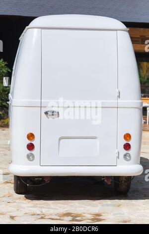 Bavaro, République dominicaine - 15 janvier 2020: Blanc Volkswagen Type 2 vue arrière, photo verticale. Modification du bus commercial personnalisé. Vehi commercial léger Banque D'Images