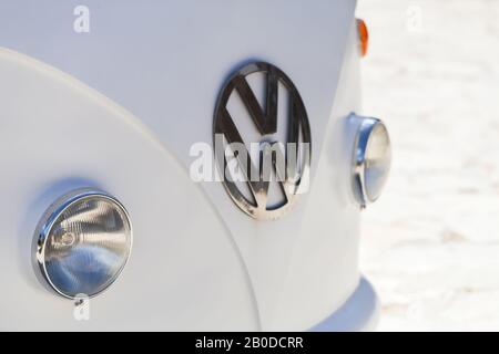 Bavaro, République dominicaine - 15 janvier 2020: Blanc Volkswagen Type 2 détails, phares et logo avant Banque D'Images