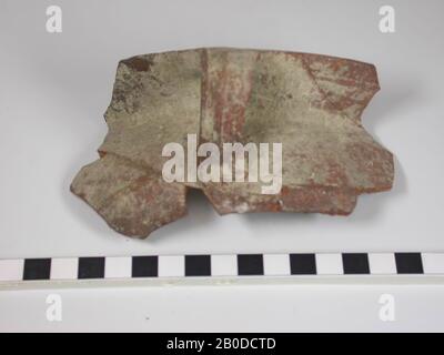 Fragment d'un pot de cuisson avec poignée. Le mur passe dans l'ampoule et le bord dépasse directement vers l'extérieur. Une poignée est fixée à l'extrémité du bord et au mur. La couleur est rouge foncé des deux côtés du fragment., vaisselle, faïence, L 12.8 cm, B 6.6 cm, Période hellénistique 332-63 BC, Palestine Banque D'Images