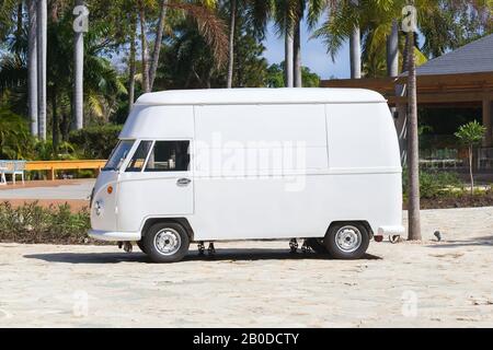 Bavaro, République dominicaine - 15 janvier 2020: Vue latérale de la Volkswagen blanche Type 2, modification de bus commercial personnalisé. Le véhicule commercial léger est allumé Banque D'Images