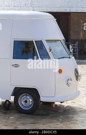 Bavaro, République dominicaine - 15 janvier 2020: Cabine de Volkswagen blanc Type 2, modification de bus commercial personnalisé. Le véhicule commercial léger est sur un t Banque D'Images