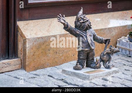 Wroclaw, Pologne, Février 2020. 'Przybij Piatke' Dwarf, gnome, célèbres petites statues à Wroclaw, plus de 350 ensemble. Banque D'Images
