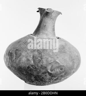 Carafe en bronze romain de modèle à ventre. Le cou, se terminant par une bouche en forme de feuille de trèfle, se rétrécit légèrement vers le haut. L'oreille magnifiquement formée se connecte sur le bord avec un motif feuilles et est décorée avec un buste au début du ventre., vaisselle, CAN, métal, bronze, hauteur: 13 cm, Roman 1-300, Pays-Bas, Gueldre, Nimègue, Nimègue Banque D'Images