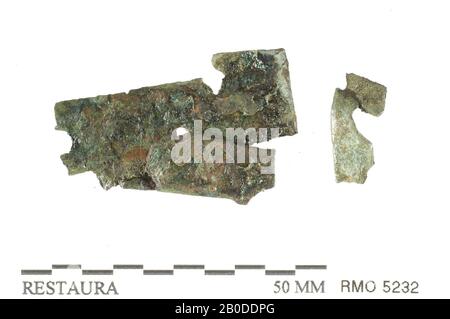 fragment de plaque, 2, plié avec trous de clou, fragment de plaque, 2, plié avec trous de clou, alliage de cuivre, 3,8 x 2,5 cm Banque D'Images