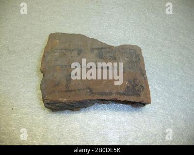 Ostracon, plan de maison, recto-verso, plan de sol à peu près esquissé de maison, des deux côtés du shard avec charbon de bois, ostracon, Meroite, faïence, charbon de bois, 4,6 x 3,5, Période Meroitische, 2ème-4ème siècle, Egypte Banque D'Images