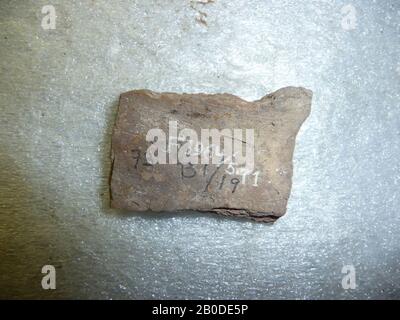 Ostracon, plan de maison, recto-verso, plan de sol à peu près esquissé de maison, sur le shard avec charbon de bois, ostracon, Meroite, faïence, charbon de bois, 6,2 x 5,5, Période Meroitische, 2ème-4ème siècle, Egypte Banque D'Images