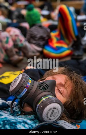 Londres, Royaume-Uni. 20 février 2020. Protestation contre l'extinction des Rébellions au Science Museum de Londres - une mort pour sensibiliser les gens à la pollution de l'air et à ses effets sur la santé des adultes et des enfants. Crédit: Guy Bell/Alay Live News Banque D'Images