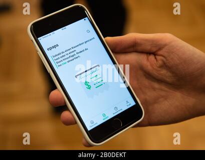 Illustration - 20 février 2020, Basse-Saxe, Hanovre: D'une part, il y a un smartphone sur lequel une application pour les reçus numériques développés par une entreprise de démarrage est ouverte. Entre-temps, de plus en plus d'alternatives numériques aux recettes papier sont en cours de développement - également en Basse-Saxe. Photo: Lucas Bäuml/Dpa Banque D'Images