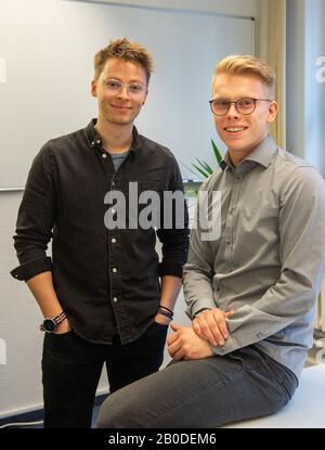 20 février 2020, Basse-Saxe, Hanovre: Fabian Gruß (l) et Jannis Dust, deux des fondateurs de l'Epap de démarrage, qui a développé une application pour les recettes numériques, se tiennent dans leur bureau pour un portrait. Entre-temps, de plus en plus d'alternatives numériques aux recettes papier sont en cours de développement - également en Basse-Saxe. Photo: Lucas Bäuml/Dpa Banque D'Images