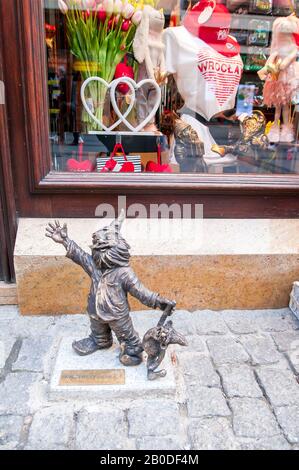 Wroclaw, Pologne, Février 2020. 'Przybij Piatke' Dwarf, gnome, célèbres petites statues à Wroclaw, plus de 350 ensemble. Banque D'Images