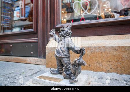 Wroclaw, Pologne, Février 2020. 'Przybij Piatke' Dwarf, gnome, célèbres petites statues à Wroclaw, plus de 350 ensemble. Banque D'Images