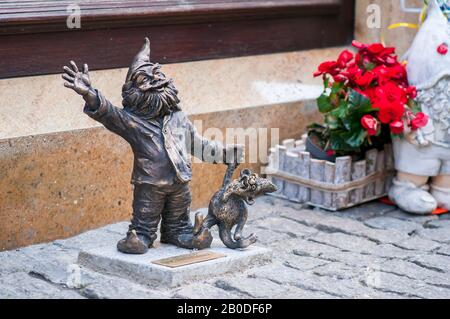 Wroclaw, Pologne, Février 2020. 'Przybij Piatke' Dwarf, gnome, célèbres petites statues à Wroclaw, plus de 350 ensemble. Banque D'Images