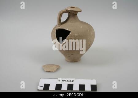 Petit pot romain avec 1 oreille, de terre blanche de pipe. Collage ancien du cou et de l'oreille, 1 shard mural séparé inclus., Joug, faïence, h: 12 cm, diam.: 9,1 cm, roman, Pays-Bas, Gueldre, Nimègue, Nimègue Banque D'Images