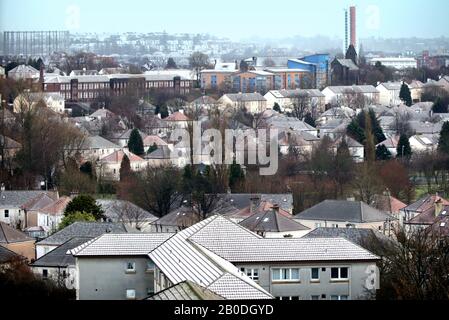 Glasgow, Écosse, Royaume-Uni, 20 février 2020: Météo britannique: Tempête promis a vu des averses de neige sur l'extrémité ouest de la ville se poser sur les toits de Knightswood. Copywrite Gerard Ferry/ Alay Live News Banque D'Images