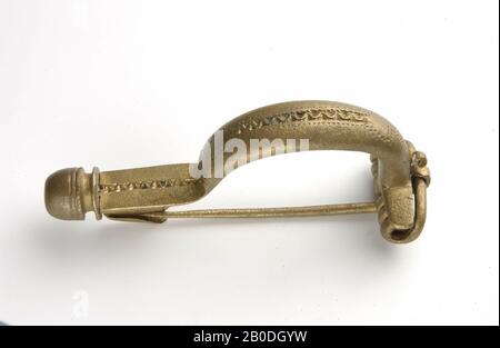 Fibula à arcades supérieures en bronze (Van Buchem 14 Caa) avec renfort épais et presque rond. Avec bouton sur le pied (Haalebos type C). Support décoré de spirales et de lignes de points. Très cool. Böhme fait référence à Almgren 16., fibula, arche fibula, métal, bronze, longueur: 6,9 cm, largeur: 2,1 cm, hauteur 3,0 cm, romaine 41-150 AD, Pays-Bas, Gueldre, inconnu, inconnu, Maas ou Waal Banque D'Images