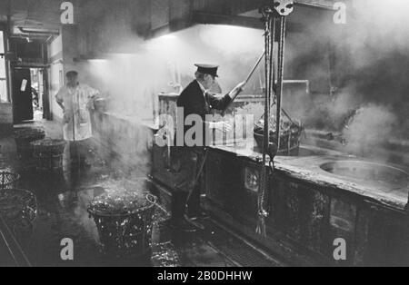 9/6/14 Billingsgate Fish Market 1981 Crab ébullition/vapeur Banque D'Images