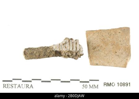 Pays-Bas Moyen âge, partie de clou, fragment, fer, faïence, 3,0 x 1,1 cm, 2,2 x 2,1 cm, x, Pays-Bas, Utrecht, Wijk bij Duurstede, Wijk bij Duurstede, Dorestad Banque D'Images